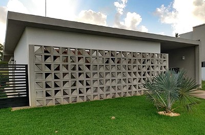 residencia com muro frontal em elementos vazados