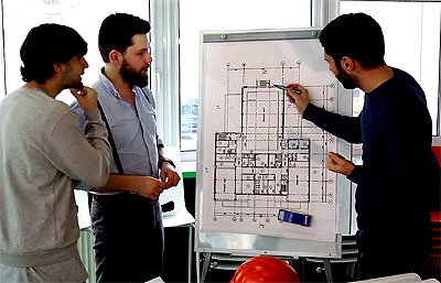 Arquiteto desenvolvendo projeto arquitetônico para obra