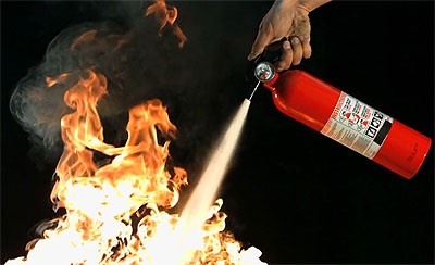 Planta de prevenção e combate a incêndio com rota de fuga e equipamentos