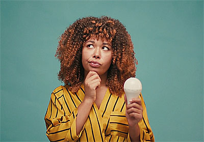 Pessoa trocando lâmpada com escada e cuidados de segurança