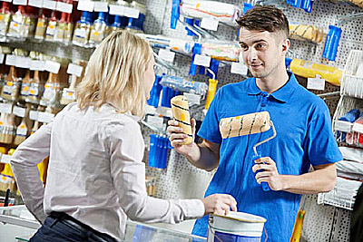 Atendente de loja de materiais de construção conversando com cliente