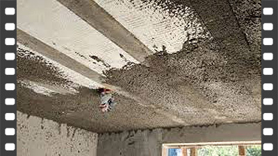 Aplicação de chapisco com argamassa de cimento e areia sob laje de concreto