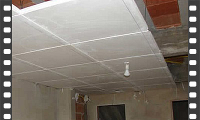 Execução de forro de gesso com placas pré-moldadas de 60x60 cm