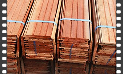 Execução de forro com lambril de madeira natural