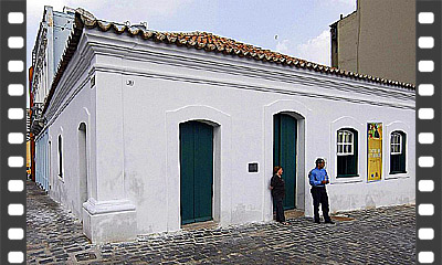 Aplicação de caiação tradicional sobre reboco