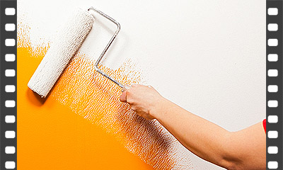 Aplicação de pintura nova com tinta látex PVA em paredes previamente masseadas