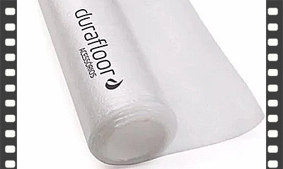 Piso laminado tipo click em padrão amadeirado instalado sobre manta acústica
