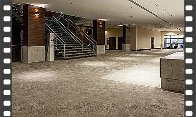 Carpete em placas modulares em ambiente corporativo