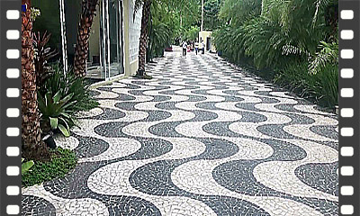 Piso com revestimento em pedra estilo mosaico português