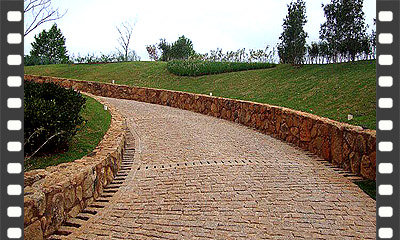Pátio residencial pavimentado com paralelepípedos de granito cinza