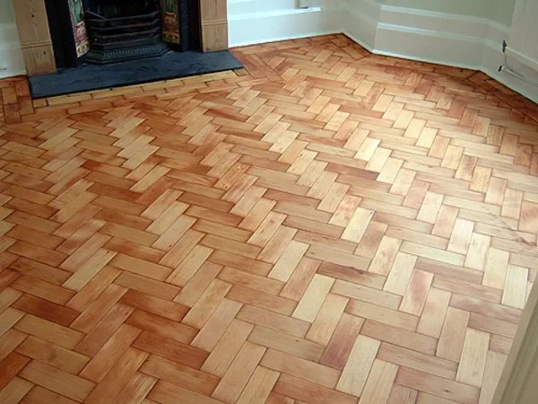 Detalhe do piso de parquet com padrão espinha de peixe