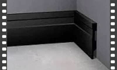 Rodapé branco em madeira pintada combinando com piso porcelanato