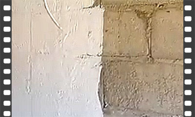 Aplicação de gesso liso em parede de alvenaria
