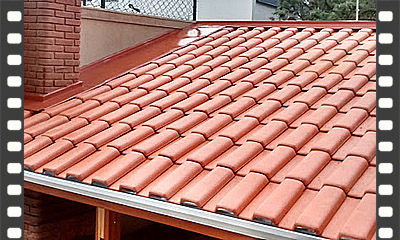 Telhado com telhas cerâmicas tipo Romana, tradicionais em residências brasileiras